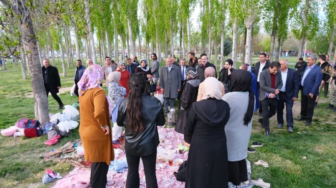 AK Parti Van Milletvekili adayı Kayatürk seçim çalışmalarını sürdürüyor