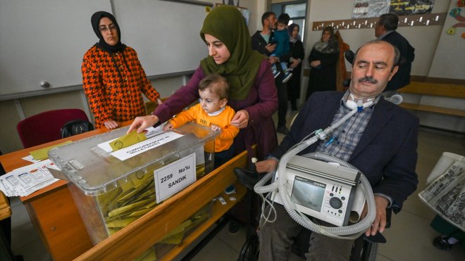 ALS hastası mühendis, solunum cihazıyla oy kullanmaya geldi