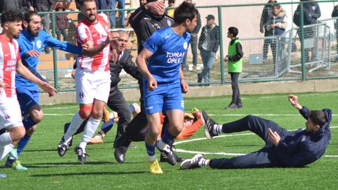 Ardahan'da amatör maçta kavga çıktı