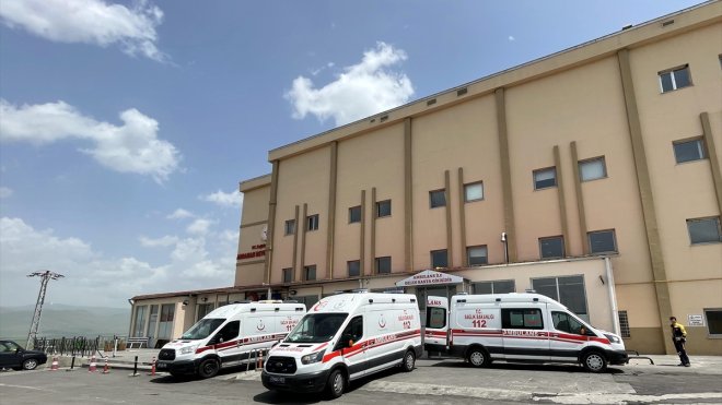 ARDAHAN - Askeri aracın devrildiği kazada 5 asker yaralandı1