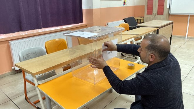 Ardahan'da seçim için sandıkların kurulumuna başlandı