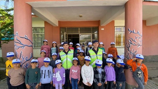 Bingöl'de jandarmadan ilkokul öğrencilerine trafik eğitimi