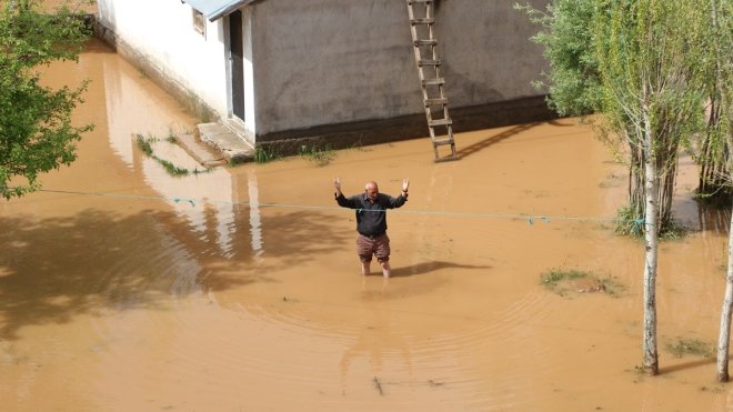 Bingöl'de sağanak su baskınlarına neden oldu