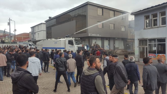 Bingöl'de tekstil atölyesinin çatısında çıkan yangın söndürüldü