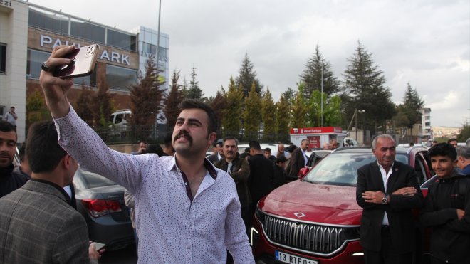 BİTLİS - Ahlat’ta tanıtılan Togg’a vatandaşlar ilgi gösterdi1