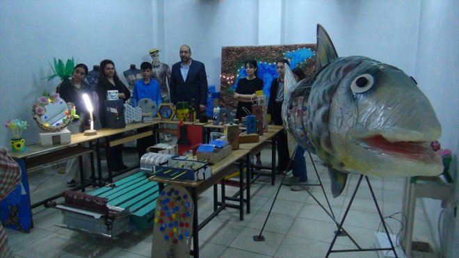 Tatvanlı öğrenciler atık malzemeleri dekoratif ürünlere dönüştürdü