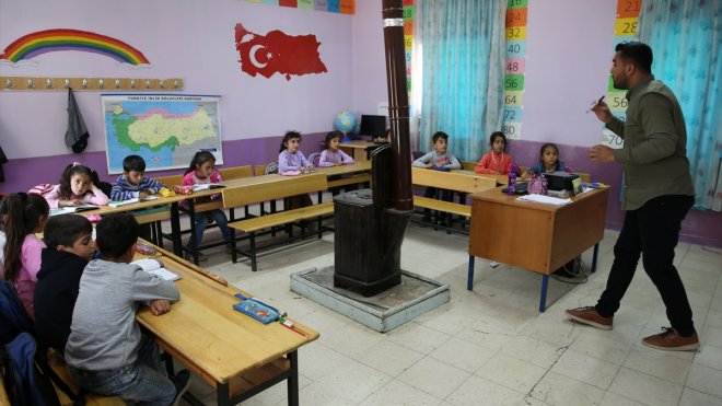 Bitlis'te öğrenciler tehlikeli okul yolunu öğretmenleriyle şarkılar eşliğinde aşıyor