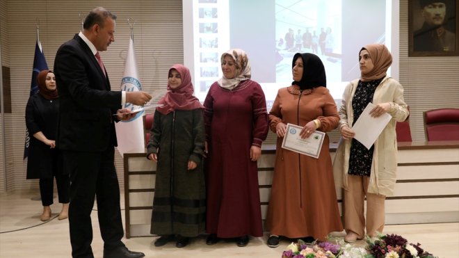 Bitlis'te tekstil atölyesinde kurs gören 65 kişiye sertifikaları verildi