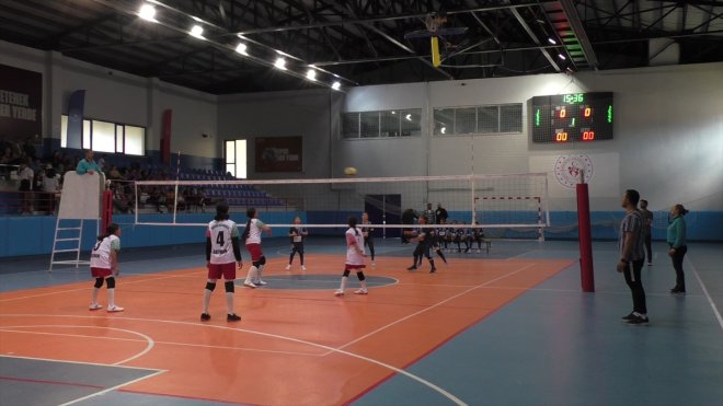 Voleybol grup müsabakaları Tatvan'da başladı