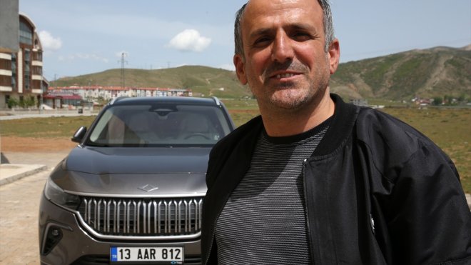Bitlisli esnaf Türkiye'nin yerli aracı Togg'u teslim aldı