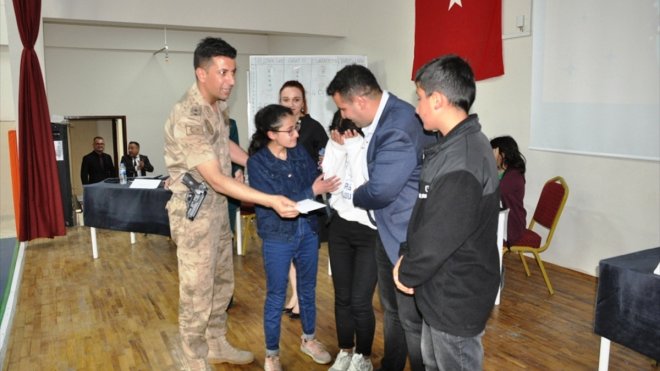 Bulanık'ta satranç turnuvasında dereceye girenlere ödülleri verildi