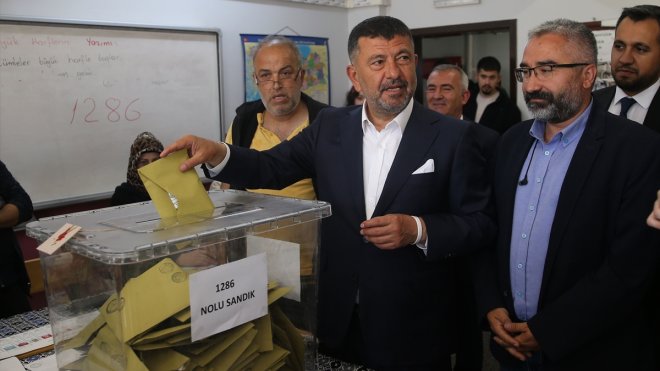 CHP Genel Başkan Yardımcısı Ağbaba, oyunu Malatya'da kullandı