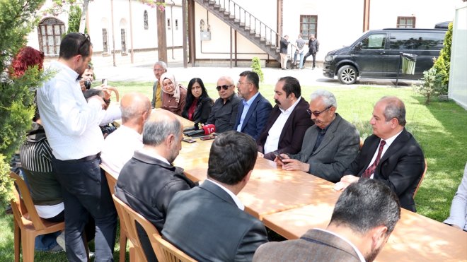 CHP'li Ağbaba Malatya'da konteynerde görev yapan basın mensuplarını ziyaret etti