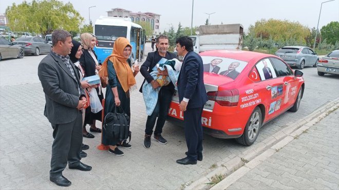 Cumhurbaşkanı Erdoğan'a destek için Türkiye turuna çıkan Özavcı, Van'a ulaştı