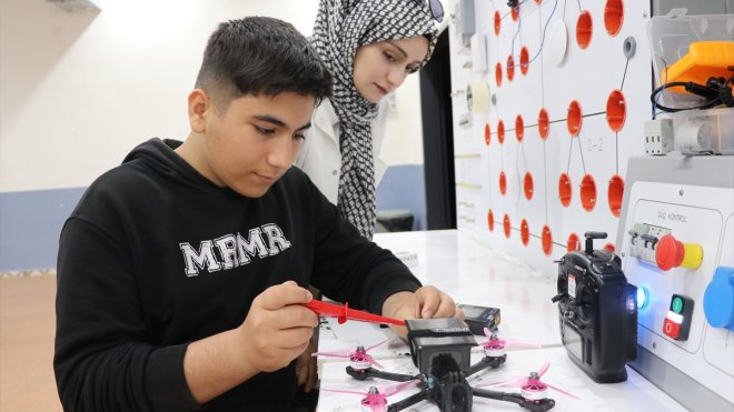 ELAZIĞ - Adıyamanlı depremzede öğrenci kaybettiği öğretmeni anısına güneş panelli dron tasarladı1