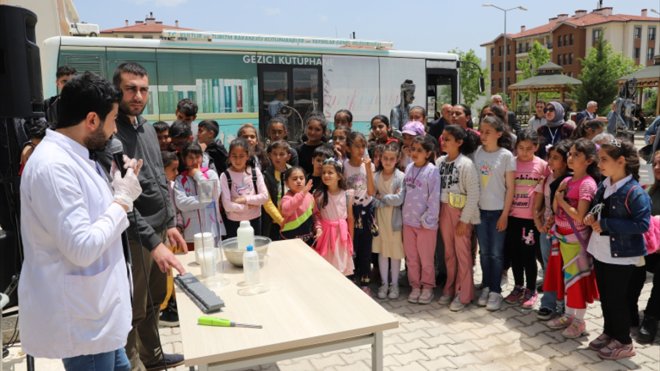 Elazığ'da depremzede çocuklar için bilim şenliği düzenlendi