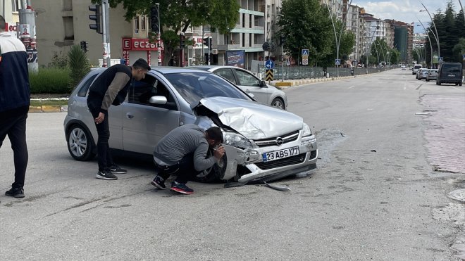 Elazığ'da trafik kazası maddi hasara yol açtı