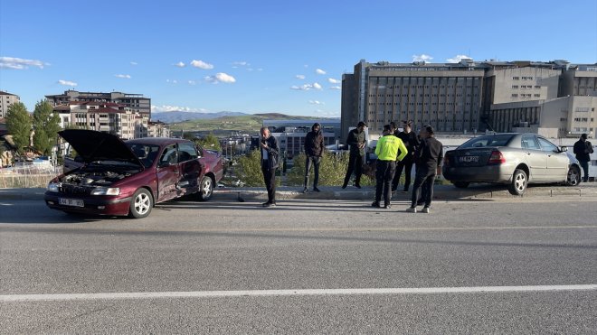 Elazığ'da zincirleme trafik kazasında 3 kişi yaralandı