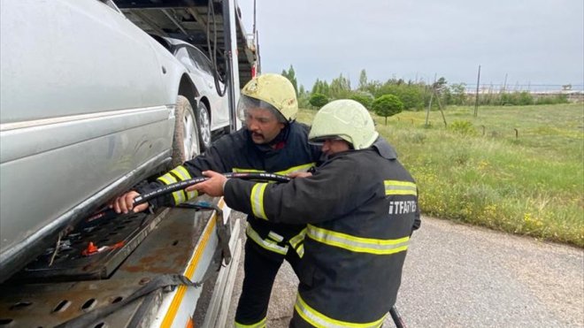 Erzincan'da balataları alev alan araç yüklü tıra itfaiye müdahale etti