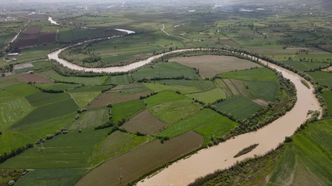 Karasu Nehri çevresi ilkbahar yağışlarıyla yeşile büründü