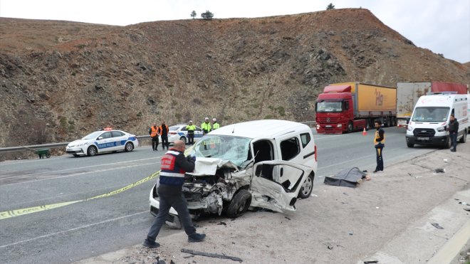 Erzincan'da iki araç çarpıştı, 1 kişi öldü 3 kişi yaralandı