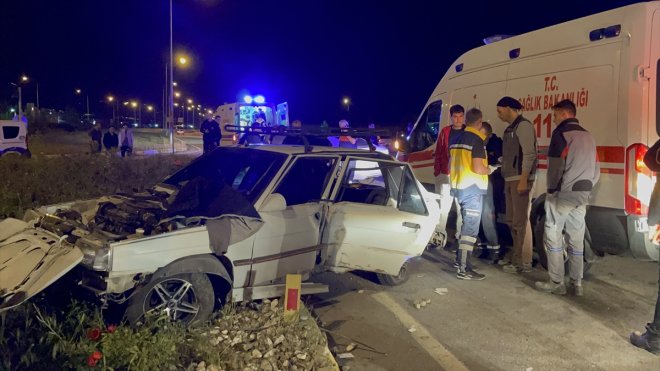 Erzincan'da iki otomobilin çarpışması sonucu 7 kişi yaralandı