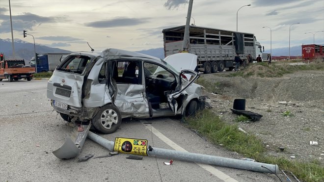 Erzincan'daki trafik kazasında 3 kişi yaralandı