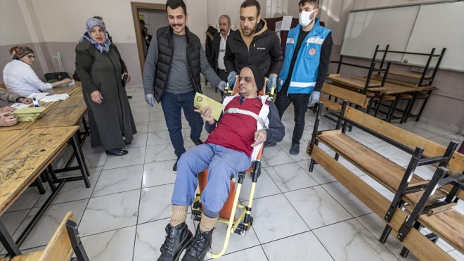 Erzurum'da bedensel engelliler sedye ile tekerlekli sandalyede oy kullandı