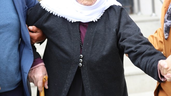 Erzurum'da bir kişi annesini sırtında taşıyarak oy kullanmaya götürdü