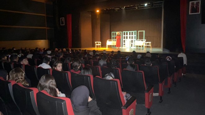 Erzurum'da lise öğrencileri Antov Çehov'un "Vanya Dayı" oyununu tiyatroda sahneledi