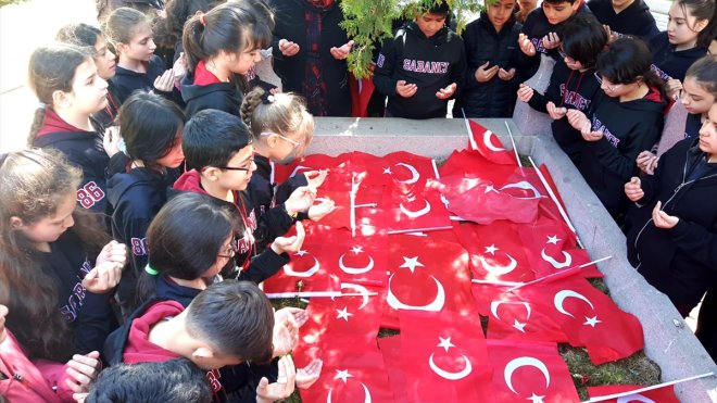 Erzurum'da öğrenciler Nene Hatun'un kabrini ziyaret etti