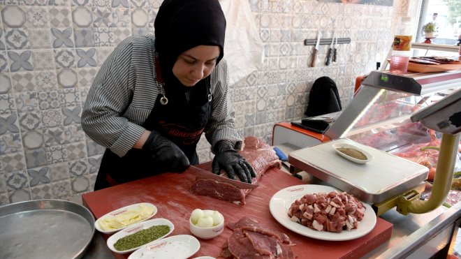 Kasaplıkla geçimini sağlayan Çiler usta, mesleki eğitimlerle kendini geliştiriyor