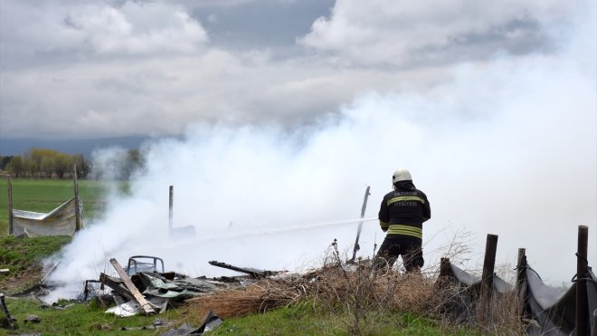 ERZURUM - Yıldırım düşmesi sonucu çıkan yangında bahçe çardağı kullanılmaz hale geldi1