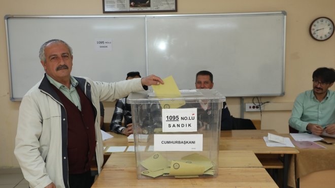 Deprem bölgesinde vatandaşlar sandık başına gitti