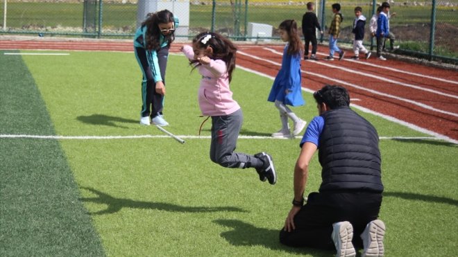 Göle'de öğrenciler "Geleneksel Çocuk Oyunları Şenlikleri"nde eğlendi