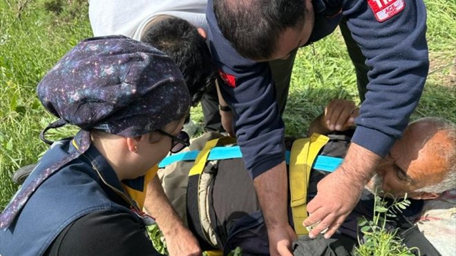 Hakkari'de dağda ot toplarken rahatsızlanan kişi ambulans helikopterle hastaneye ulaştırıldı