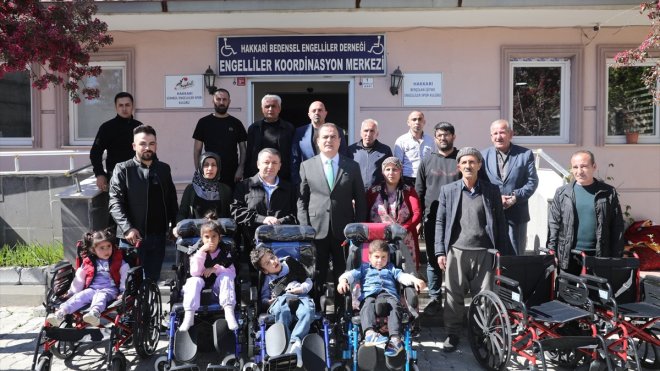 Hakkari'de engellilere tekerlekli sandalye dağıtıldı