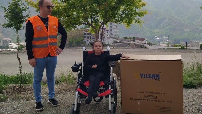 Hakkari Gençlik ve Engelliler Derneği'nden engelli çocuğa akülü sandalye
