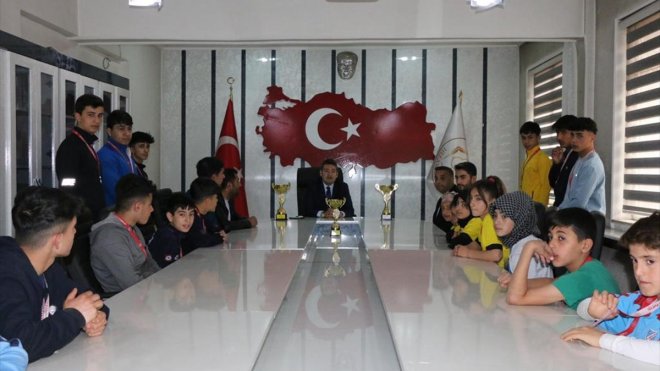Hizan Kaymakamı Özçelik spor müsabakalarına katılan öğrencilerle buluştu