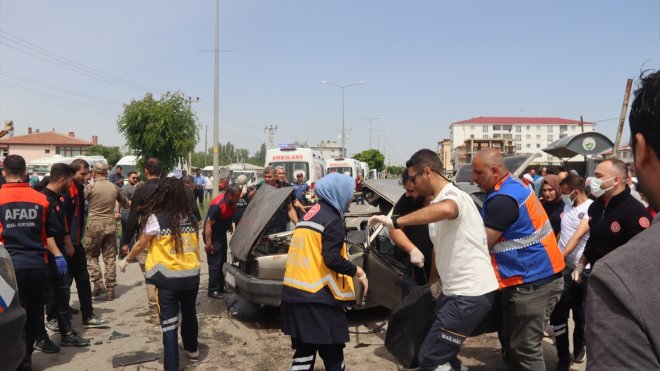IĞDIR - Otomobil ile motosikletin çarpışması sonucu 3 kişi öldü, 2 kişi yaralandı1