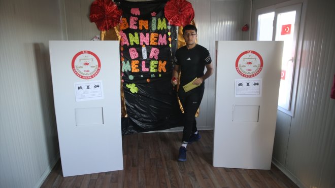 Deprem bölgesinde vatandaşlar sandık başına gitti