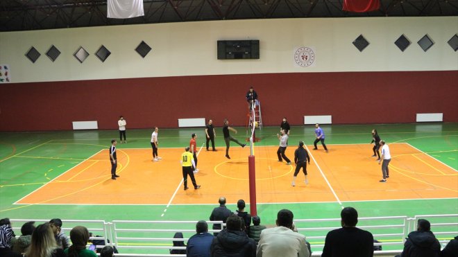 Karlıova'da voleybol turnuvası yapıldı