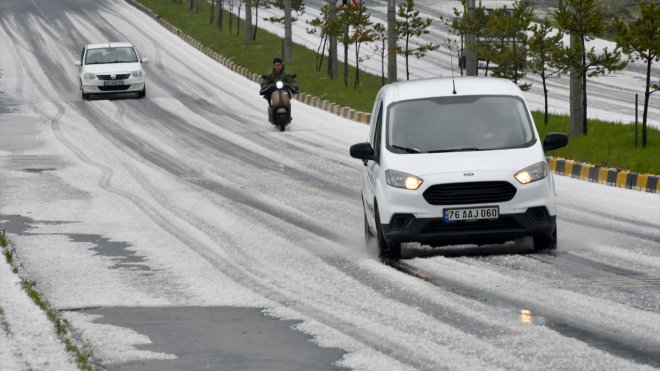 KARS - Dolu ile sağanak etkili oldu1