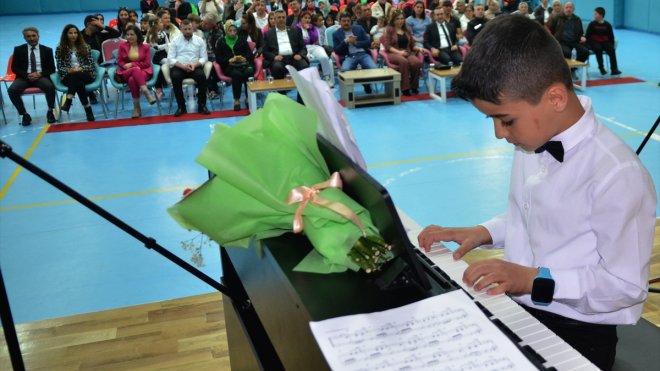 Kars'ta minik piyanistler hünerlerini sergiledi