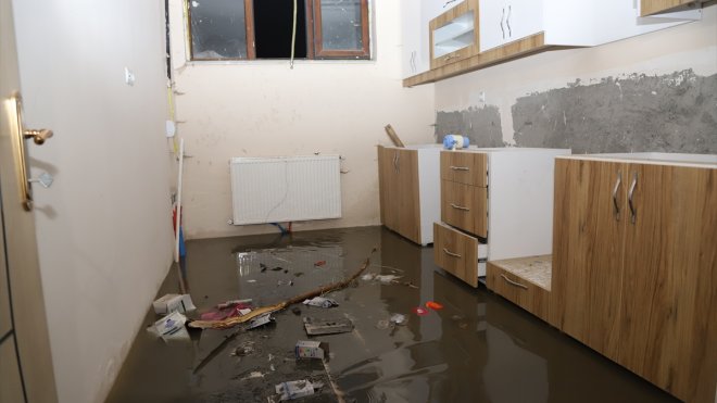 KARS - Sağanak nedeniyle iş yerleri ve evleri su bastı1