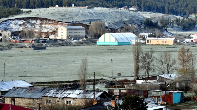 KARS - Sarıkamış ilçesine mayıs ayının ilk gününde kar yağdı1