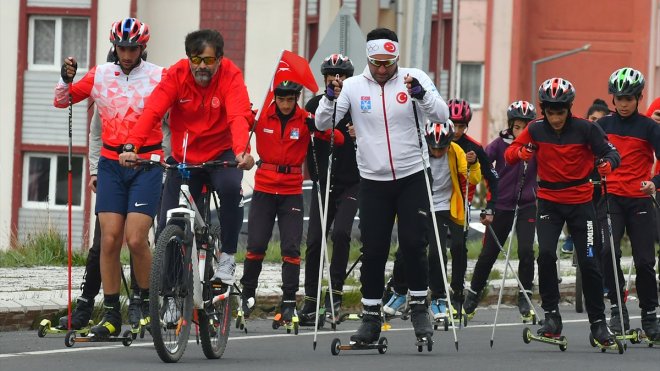 Kars'ta sporcular 19 Mayıs dolayısıyla yürüyüş düzenledi