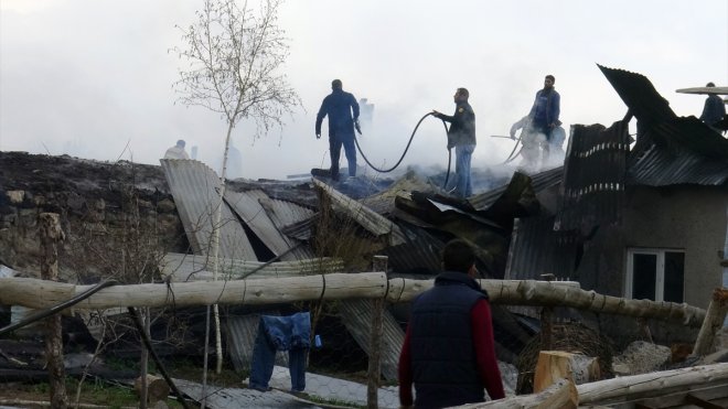 Kars'ta çıkan yangında 5 ev, ahır ve samanlıklar zarar gördü