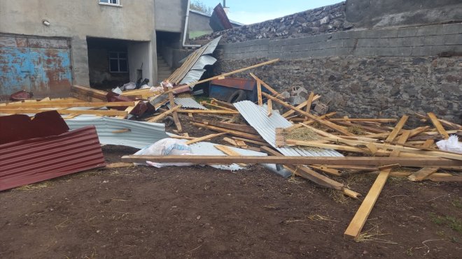 Kars'ta hortum çatıları uçurdu