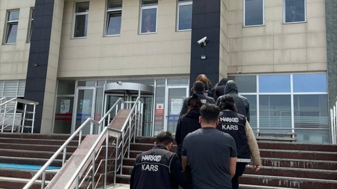 KARS - Uyuşturucu bulunan otomobildeki 4 zanlı tutuklandı1